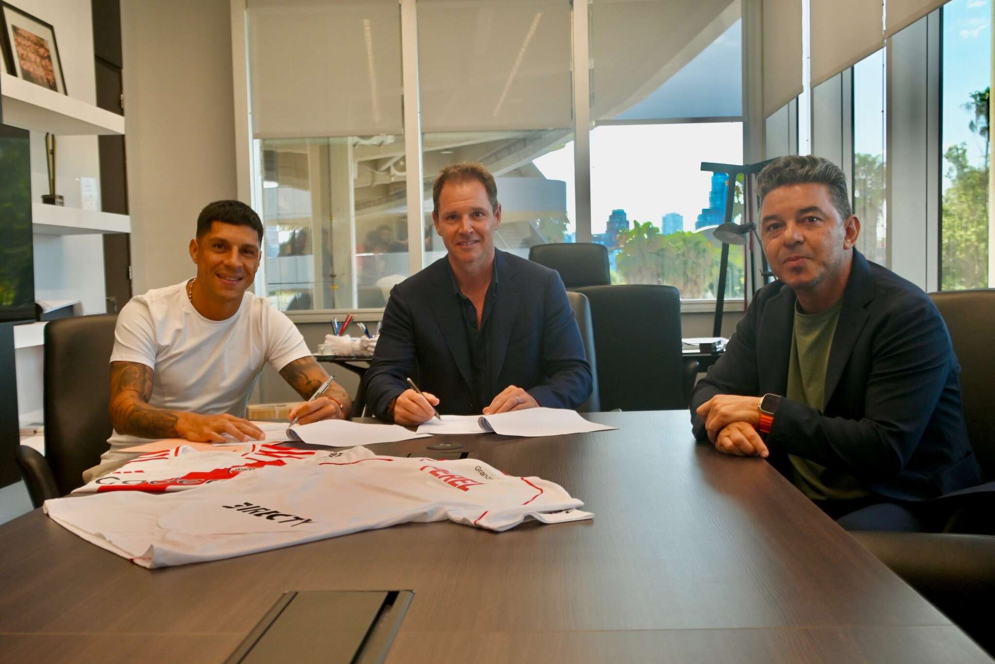 Fútbol: River le dio la bienvenida a Enzo Pérez