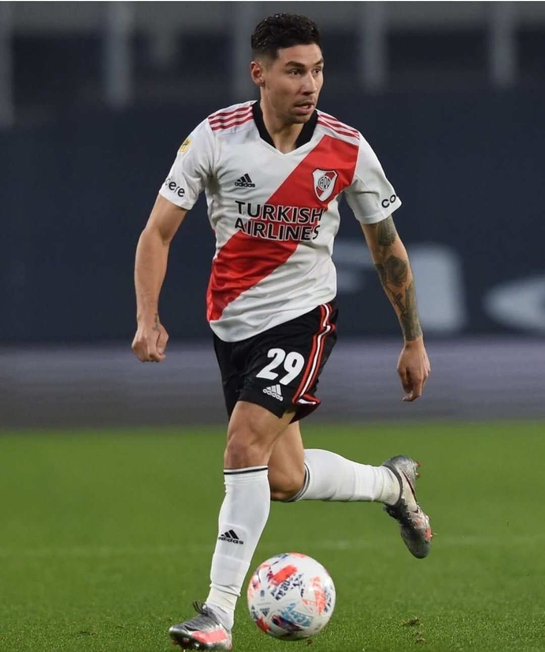 Fútbol: River acordó con Sevilla y Montiel está a un paso de regresar al millonario