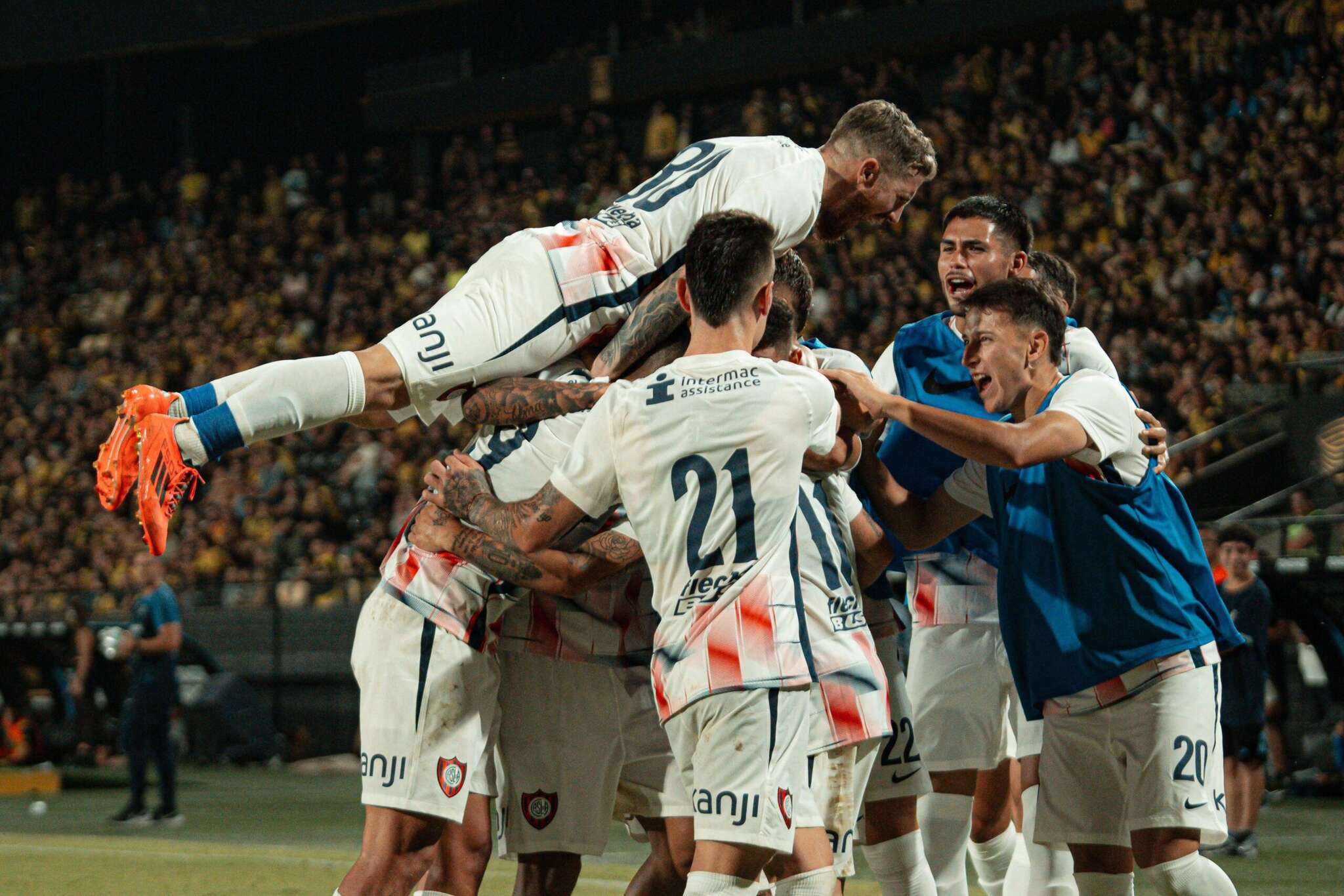 Fútbol: San Lorenzo venció a Peñarol por la Serie del Río de La Plata