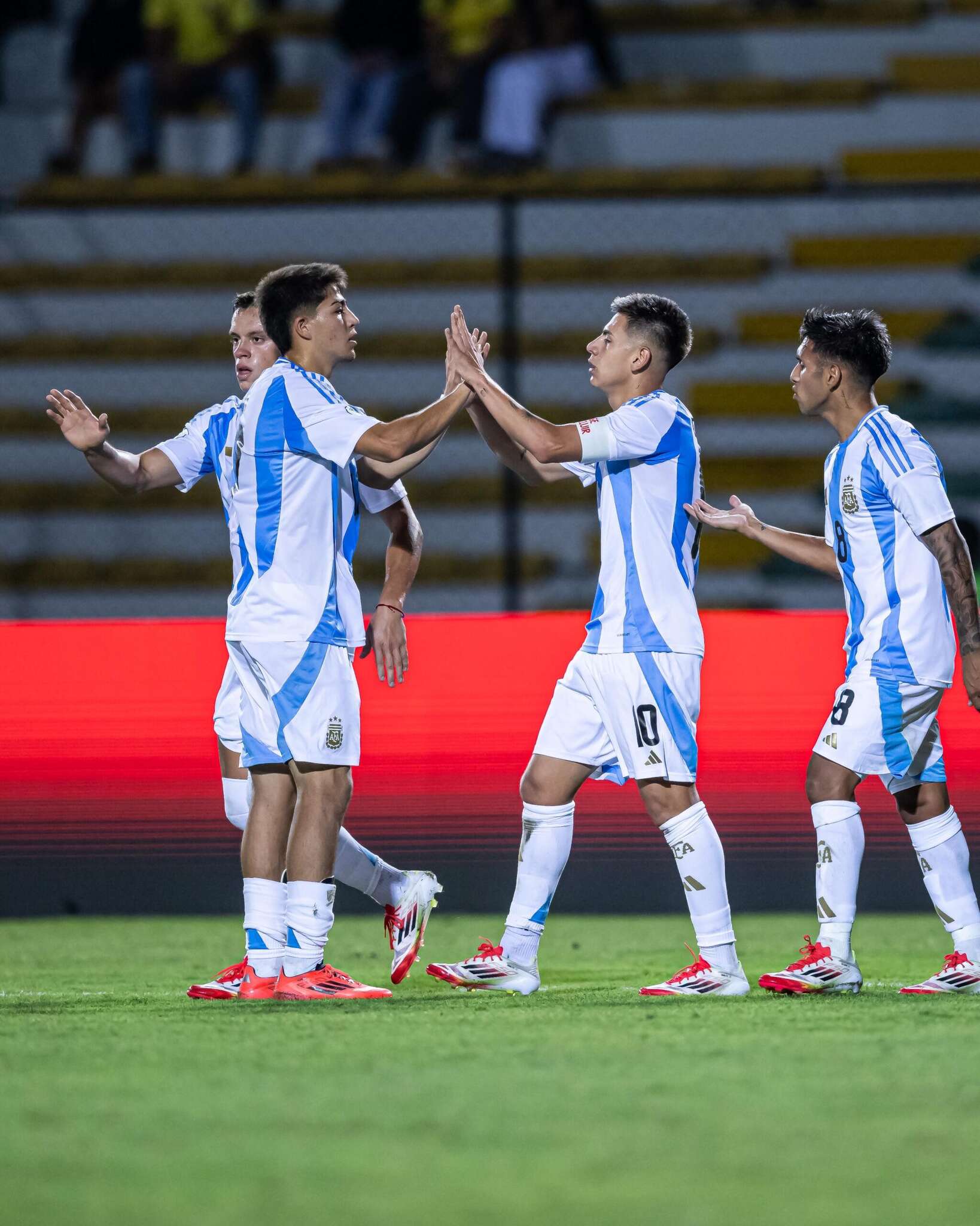 Sudamericano Sub20: Con un golazo de Echeverri, Argentina rescató un empate ante Colombia y sigue en la cima