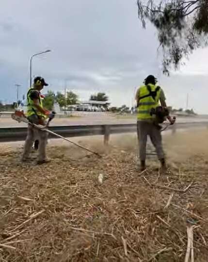 Por el abandono de Nación, un municipio pampeano desmaleza la banquina de la RN 5