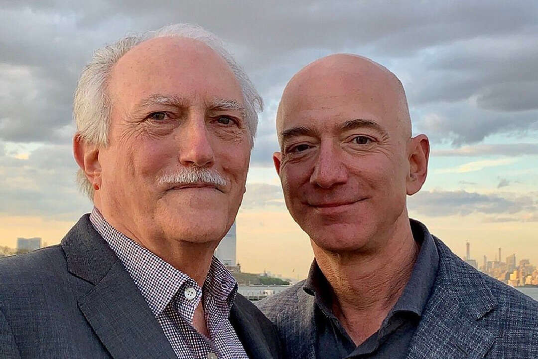 Emigró de Cuba en la “Operación Peter Pan”, estudió con becas para refugiados y ahora es multimillonario gracias a su hijo: así es Miguel Bezos