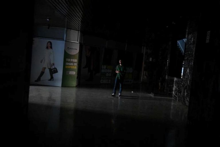 Chile: Un apagón de energía dejó al 98 % de la población sin luz y decretaron toque de queda