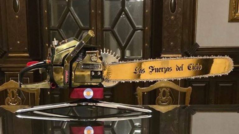 El Gobierno buscará presentar el mega decreto “deep motosierra” con cierres y fusiones antes del viernes