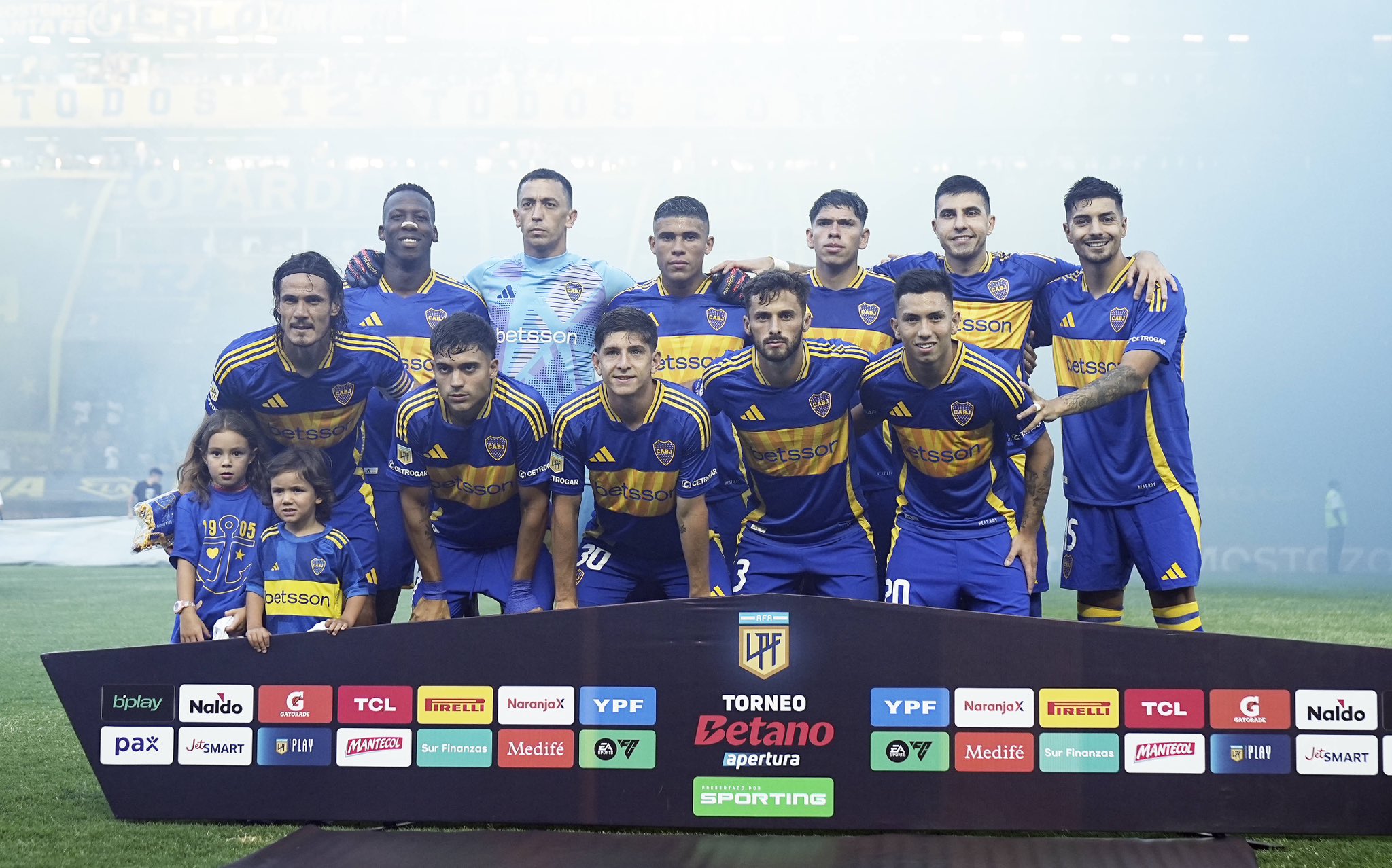 Fútbol: Con goles de Cavani y Palacios, Boca le ganó a Huracán y consiguió la primera victoria en el Torneo