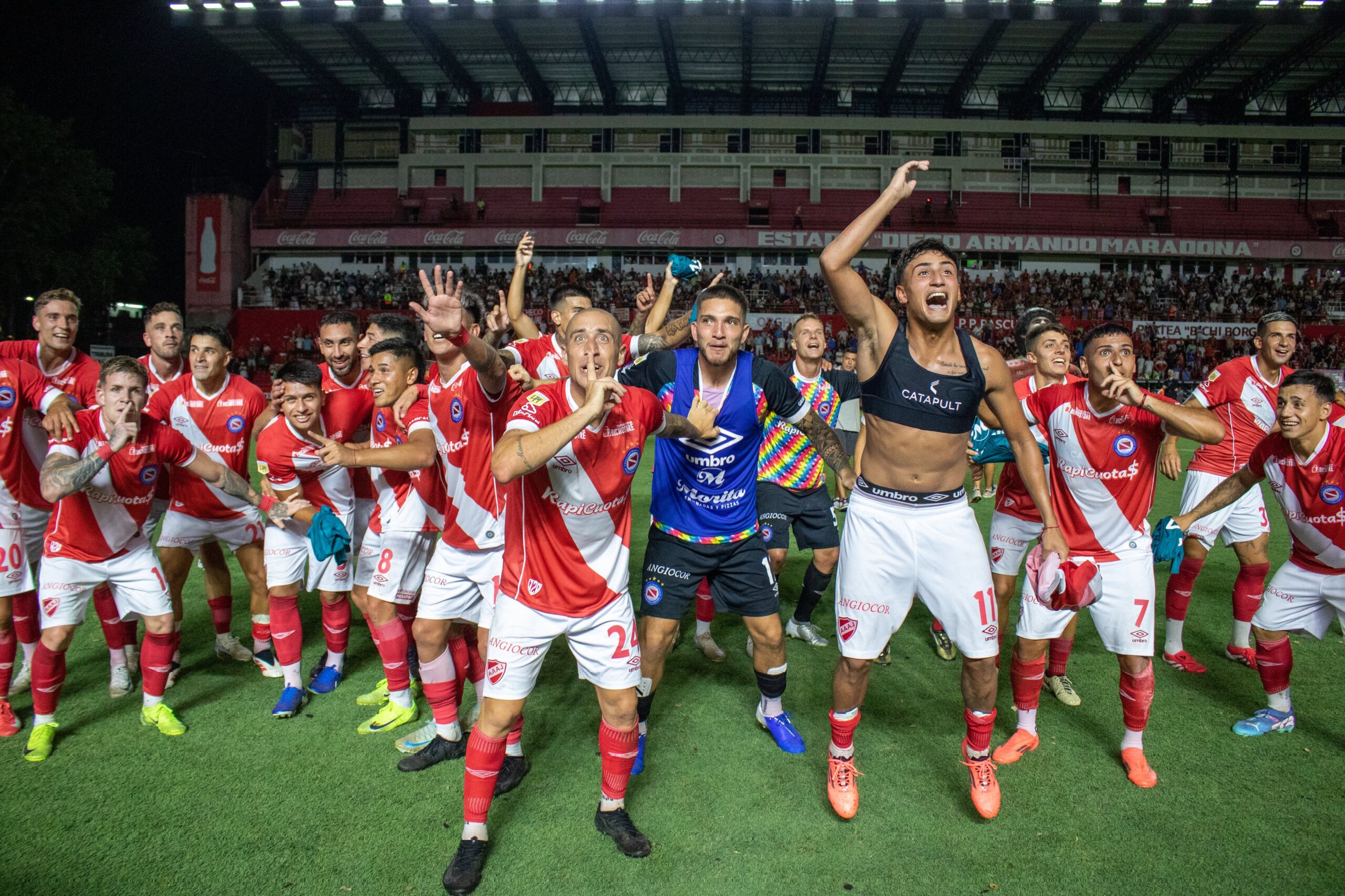 Fútbol: Argentinos venció agónicamente a Platense y se quedó con el clásico