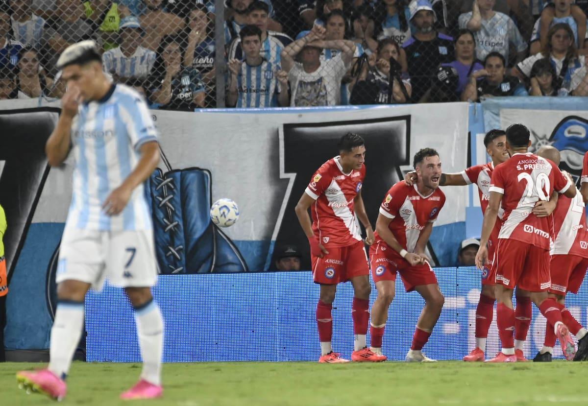 Fútbol: En la previa a la ida de la Recopa, Racing cayó 3 a 2 ante Argentinos Juniors