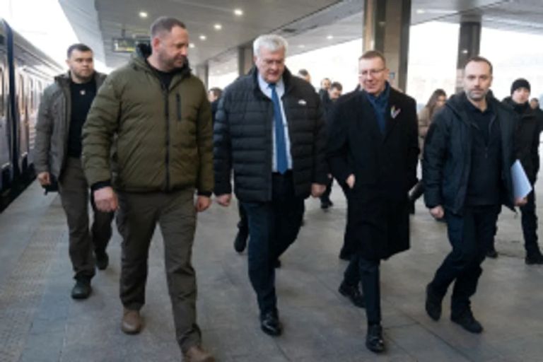 Europa del Este: Líderes extranjeros llegaron a Kiev con motivo del tercer aniversario de la crisis bélica Ucrania-Rusia