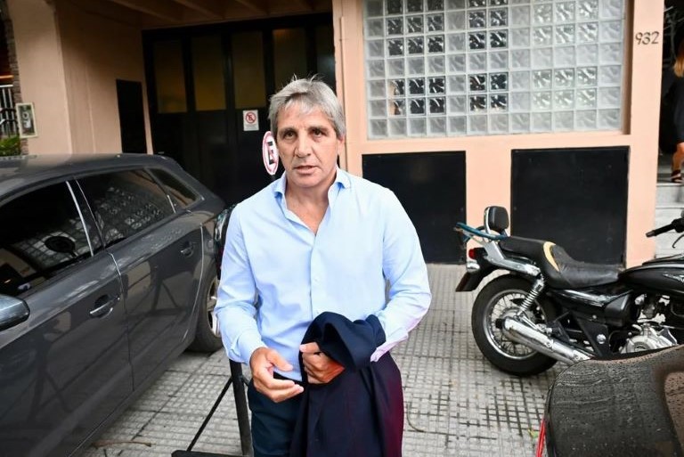“Pongo las manos en el fuego y voy a la guerra” por Javier Milei, dijo Luis Caputo sobre el Criptogate