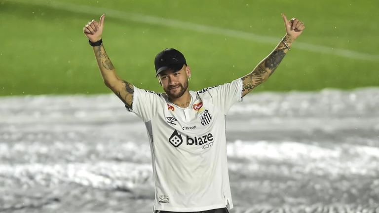 Fútbol: Neymar vuelve a Brasil con una fortuna con la que podría comprar al mismísimo Flamengo