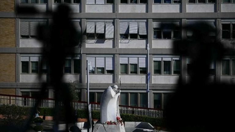 Vaticano: Un nuevo parte médico del papa Francisco dice que está “estable”