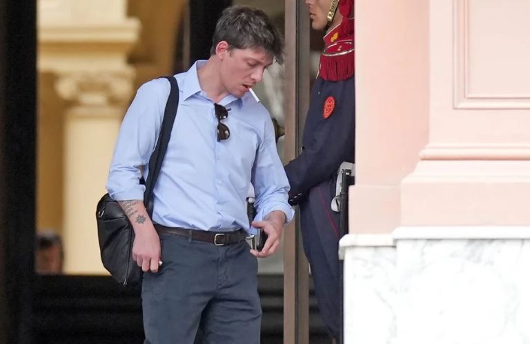 El Gobierno profundiza las críticas a Santiago Caputo para correr a Milei del centro de la escena