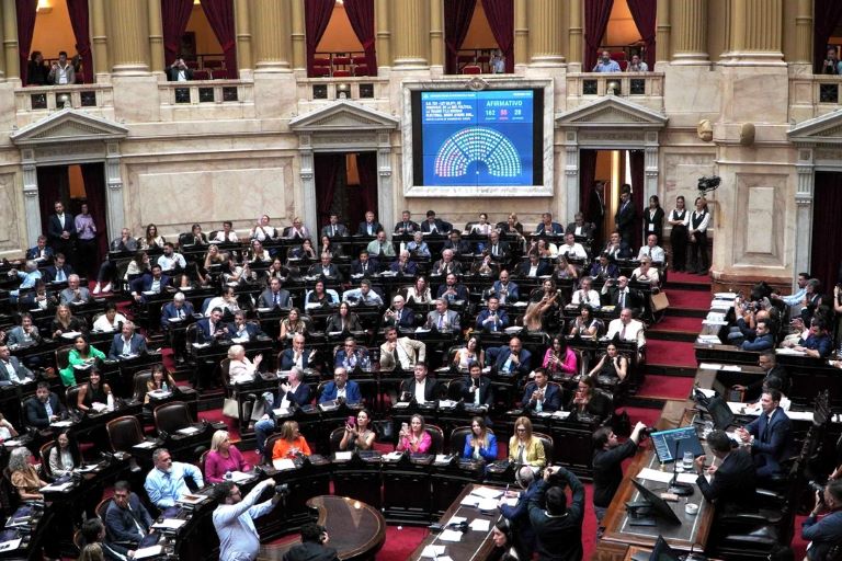 El Gobierno Nacional festeja al lograr un resultado abultado en Diputados y la suspensión de las PASO desfila al Senado con buen pronóstico