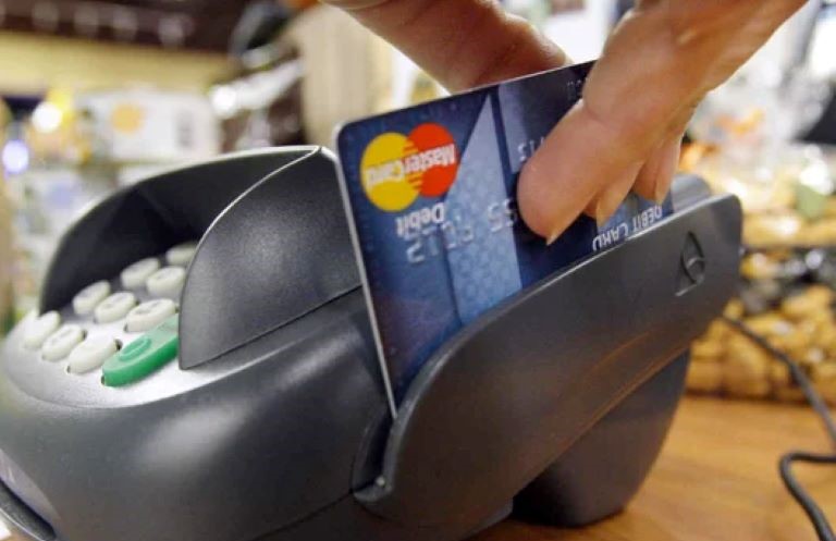 El Gobierno habilitó la opción de pagar en dólares con débito o en cuotas Â¿desde cuándo?