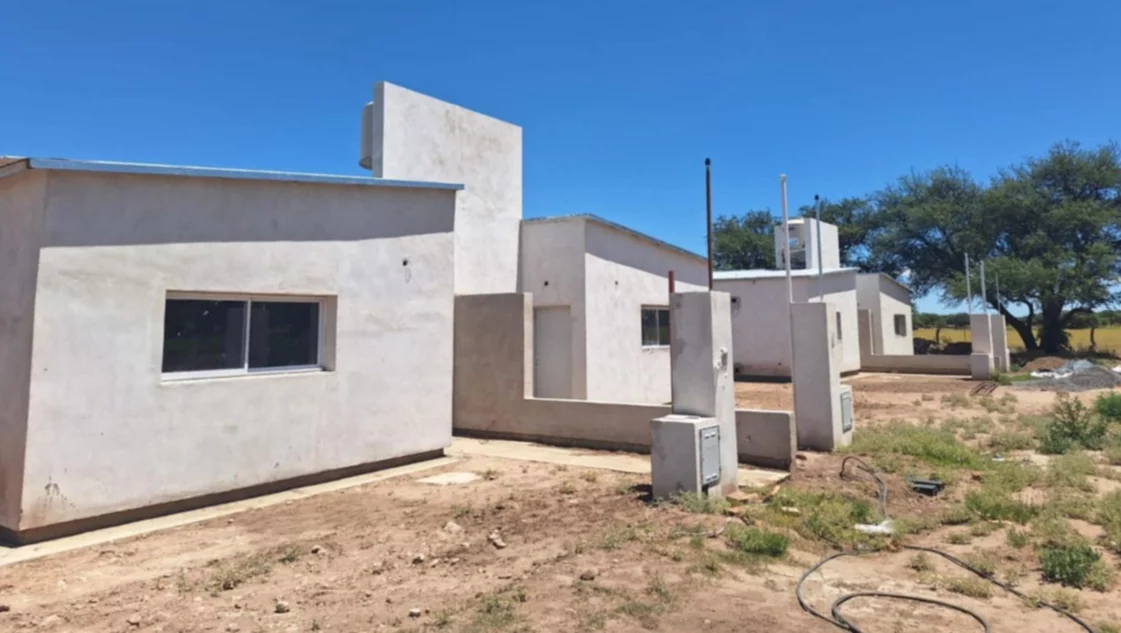 Avanza la construcción de 35 viviendas en Anguil: 10 están en etapa final