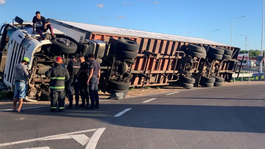 Camión vuelca en la Travesía Urbana de General Acha