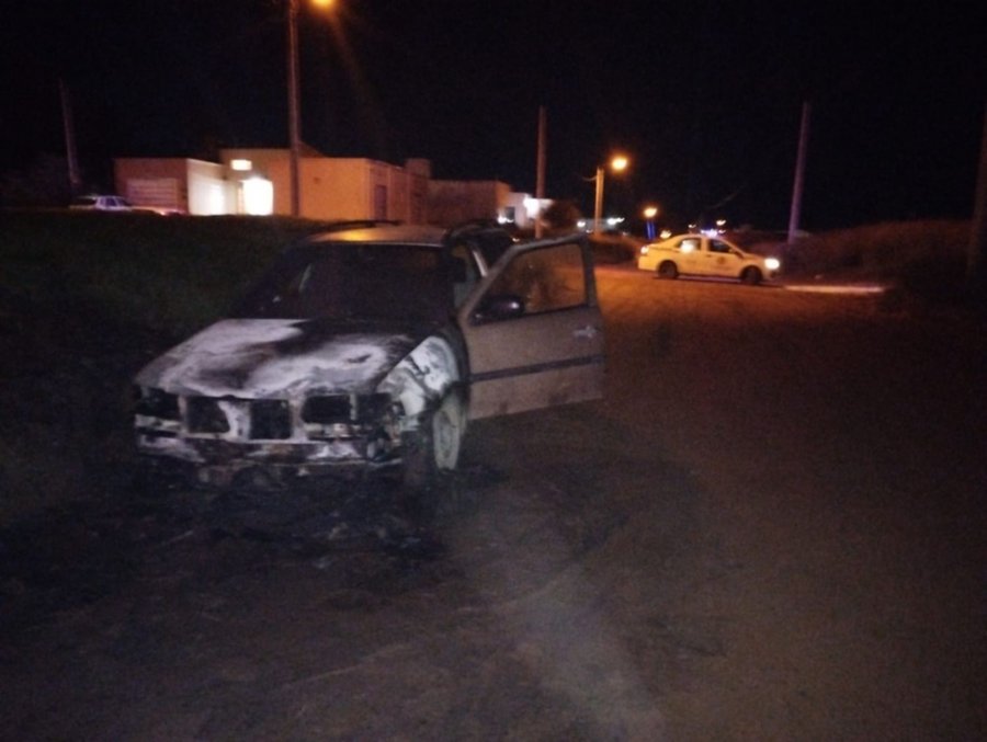 Auto en estado de abandono se incendió en el sur de Santa Rosa