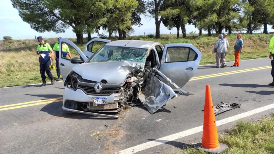 Impactante accidente en la Ruta 35: Un automovilista fue rescatado tras chocar contra un camión