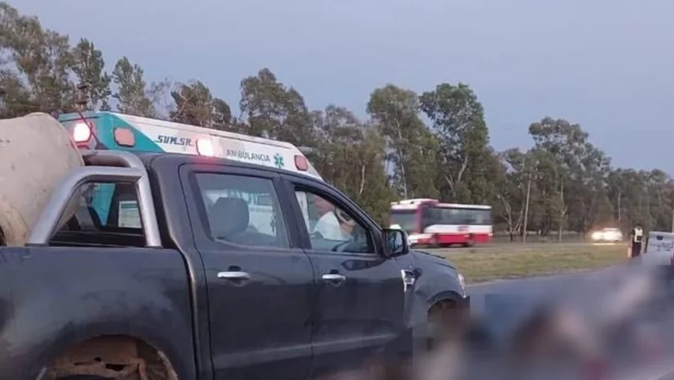 Tragedia en la Ruta 2: cuatro jóvenes murieron en un choque entre una moto y un camión