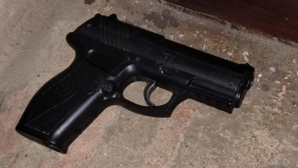 Santa Rosa: joven aprehendido con una réplica de arma tras un altercado en el centro