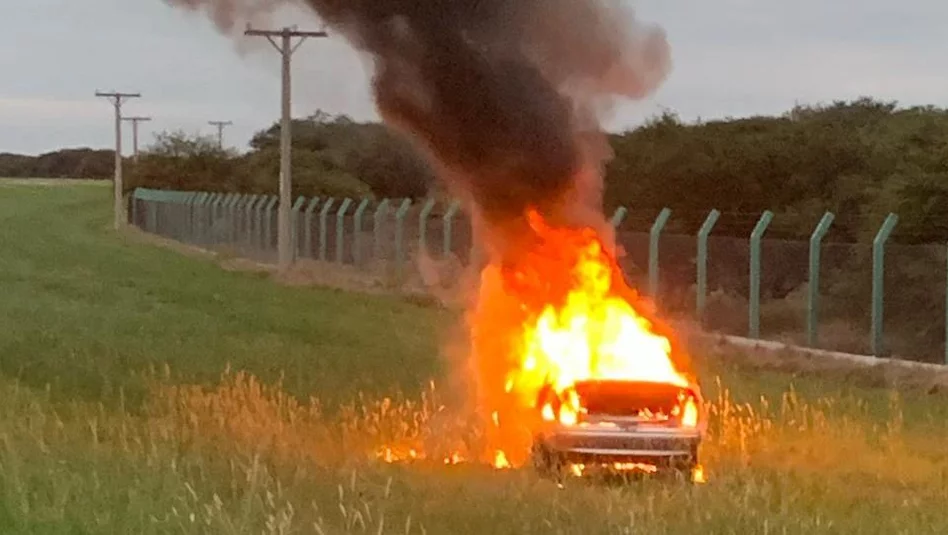 Un auto quedó totalmente destruido tras incendiarse en la Ruta 14