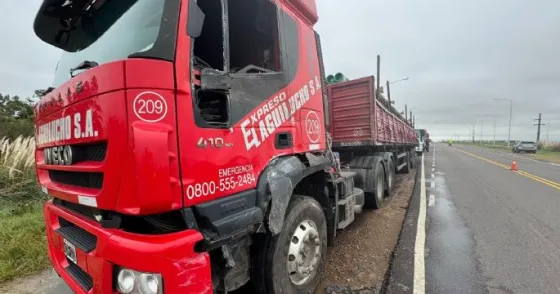 General Pico: grave choque en el cruce de las rutas 1 y 4, un camionero hospitalizado