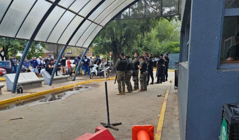 Buenos Aires: batalla campal en el Hospital San Roque de Gonnet y tiroteo entre presuntos barras con vínculos sindicales