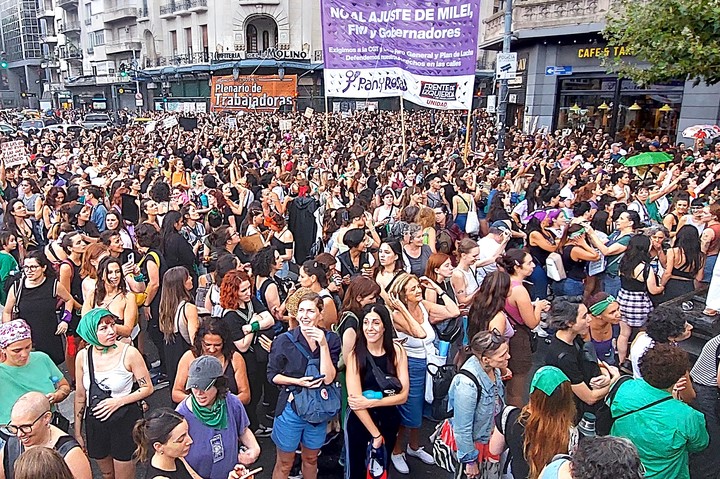Masivas marchas en Argentina contra el ajuste y el discurso del Gobierno Nacional en el Día de la Mujer