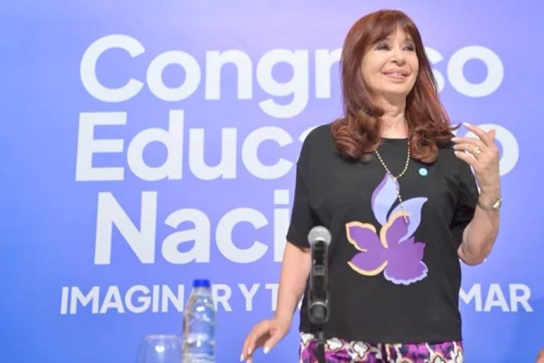 Cristina Kirchner criticó ferozmente a Milei y advirtió sobre una “creciente descomposición institucional” en el país