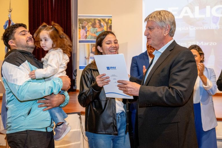 El gobernador Ziliotto entregó en Realicó 30 viviendas que Nación abandonó y terminó la Provincia