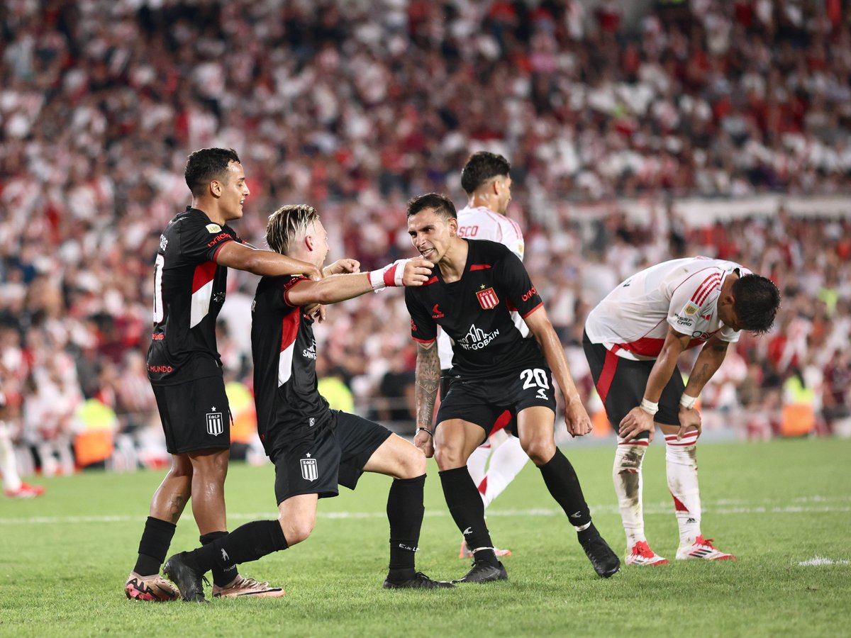 Fútbol: Estudiantes venció a River, le quitó el invicto como local y continúa como puntero