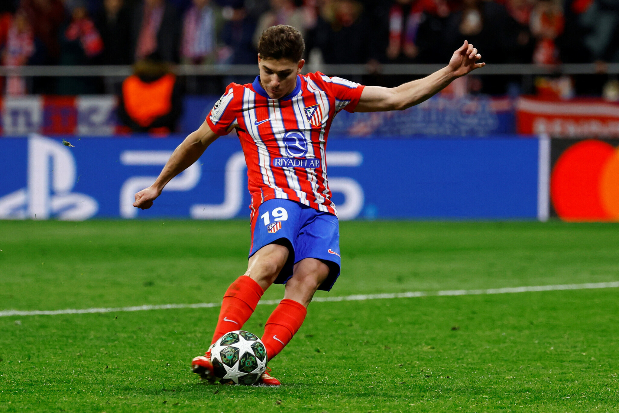 Fútbol: Por el penal de Julián Ãlvarez, la UEFA emitió un comunicado y revisará la regla