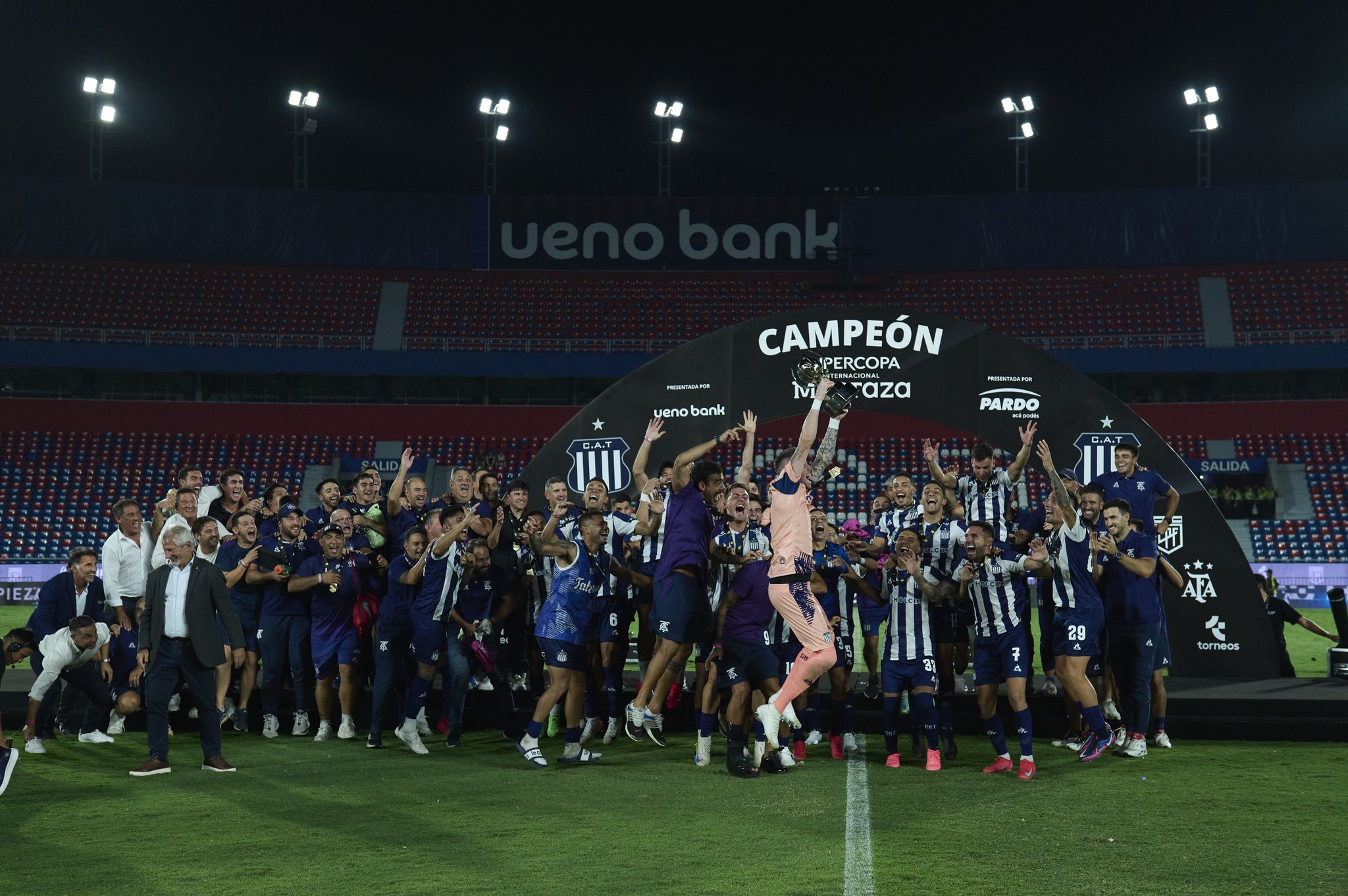 Fútbol: Por penales, Talleres venció a River y se consagró campeón de la Supercopa Internacional