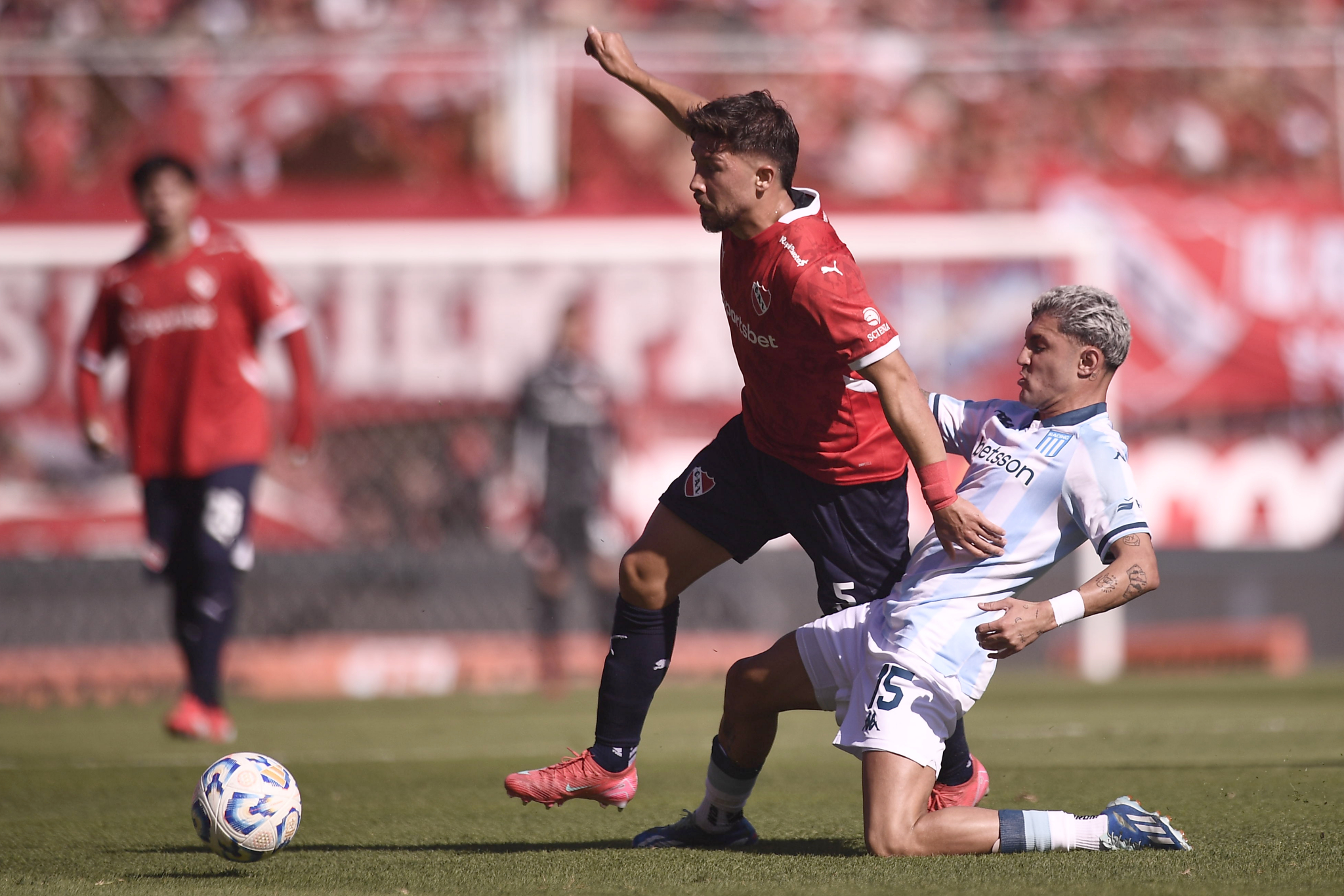 Fútbol: Tras un clásico caliente, Independiente y Racing igualaron 1 a 1
