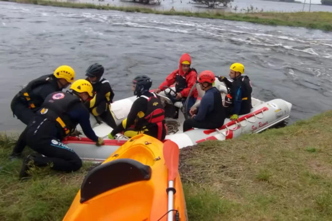 Buenos Aires: desesperada búsqueda de tres personas que cayeron a un canal tras las inundaciones en Bolívar
