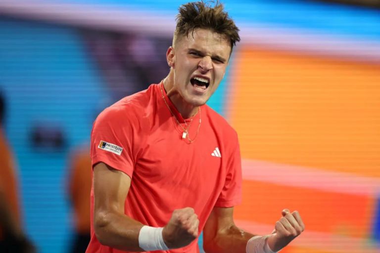 Tenis: Jakub Mensik sorprendió a Novak Djokovic en la final y se quedó con el Masters 1000 de Miami