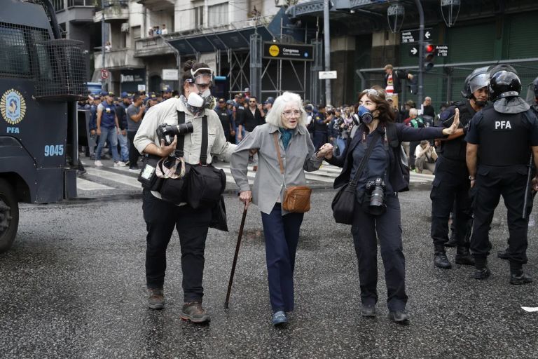 CABA: Violencia y detenidos en la marcha de jubilados con la participación de hinchadas de fútbol
