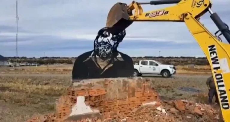 Santa Cruz: “Es de mucha pobreza intelectual”, dijo el intendente de Río Gallegos tras la destrucción del monumento de Osvaldo Bayer