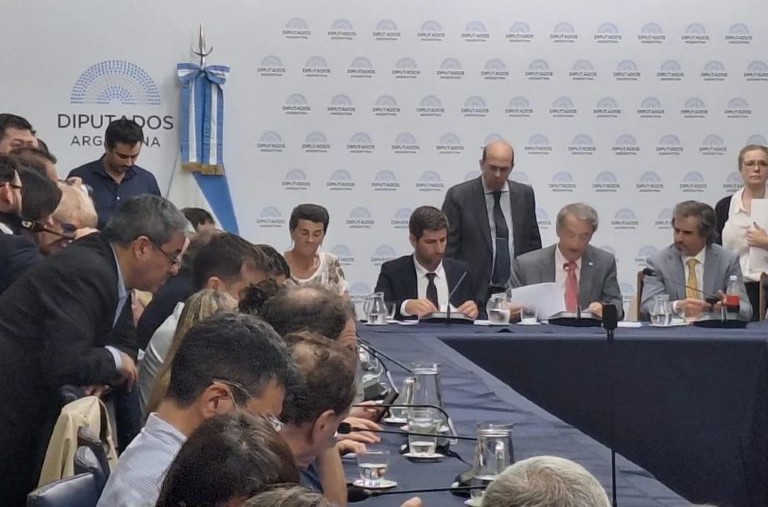 Se demora la creación de una comisión investigadora sobre el Criptogate y hay alivio para el Gobierno