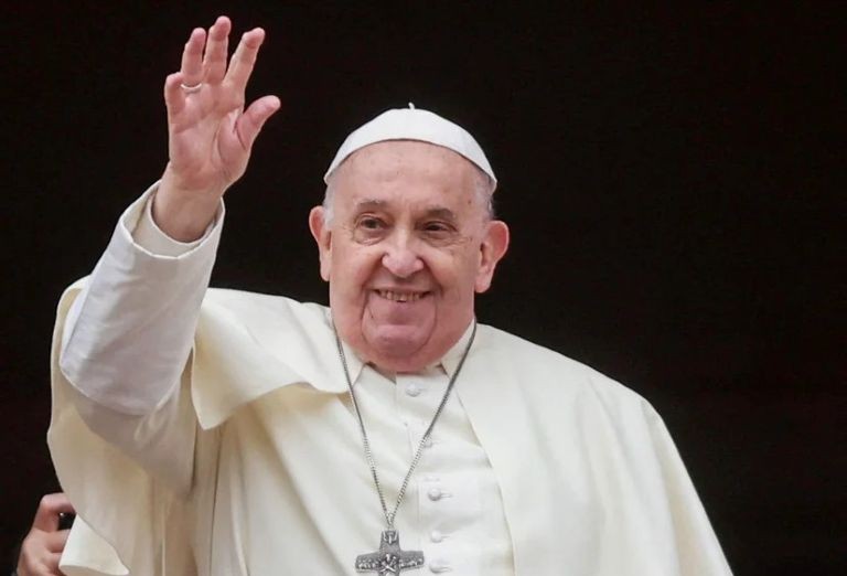 Miles de fieles rezan en la Plaza San Pedro por el eterno descanso del papa Francisco