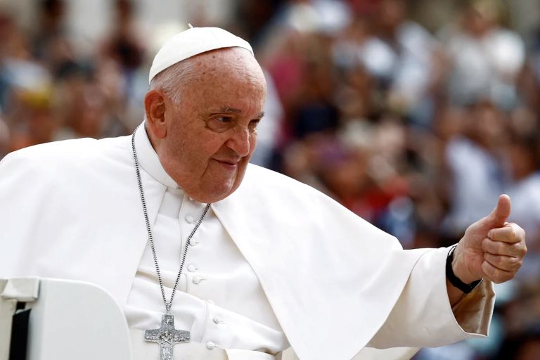 Vaticano: El papa Francisco mejora y los médicos le retiraron el pronóstico reservado