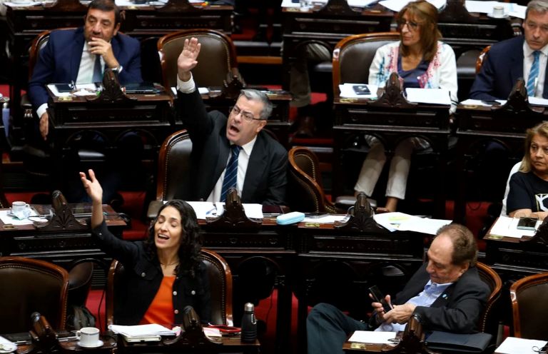 Congreso Nacional: “Ponete a laburar”, “no me pelotudees” y “no se haga el gil”, escandaloso comienzo de sesión en Diputados, con dardos a Menem