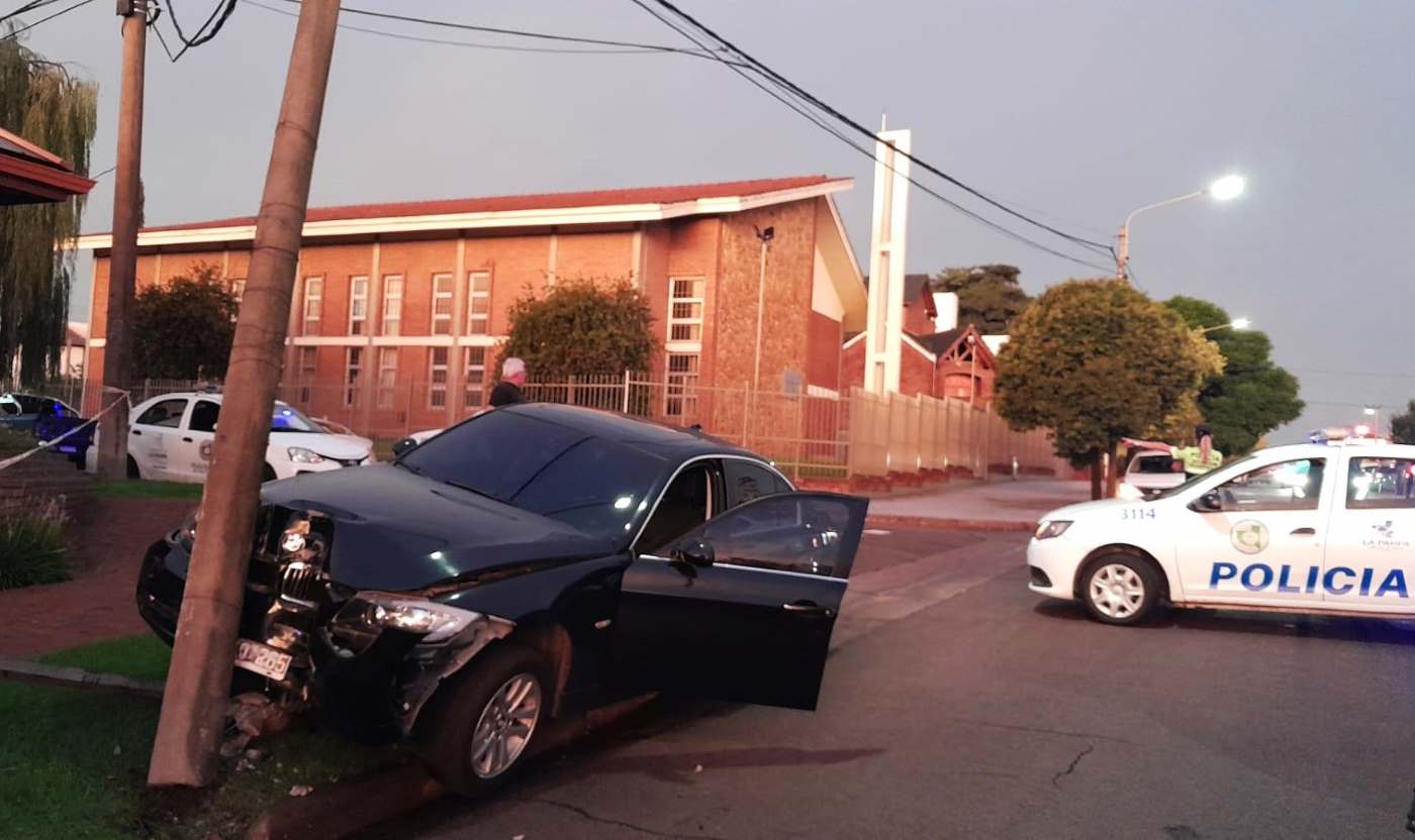 Adolescente robó el auto de su madre y chocó contra una columna