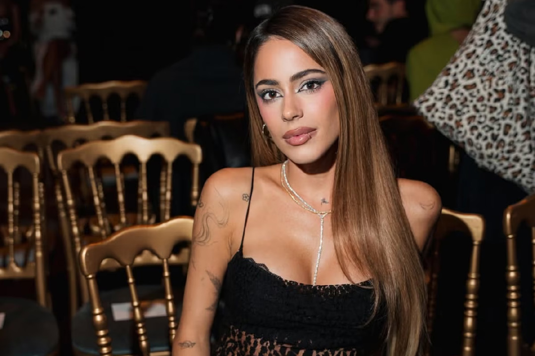 Tini Stoessel brilló en la Paris Fashion Week con un look deslumbrante con transparencias