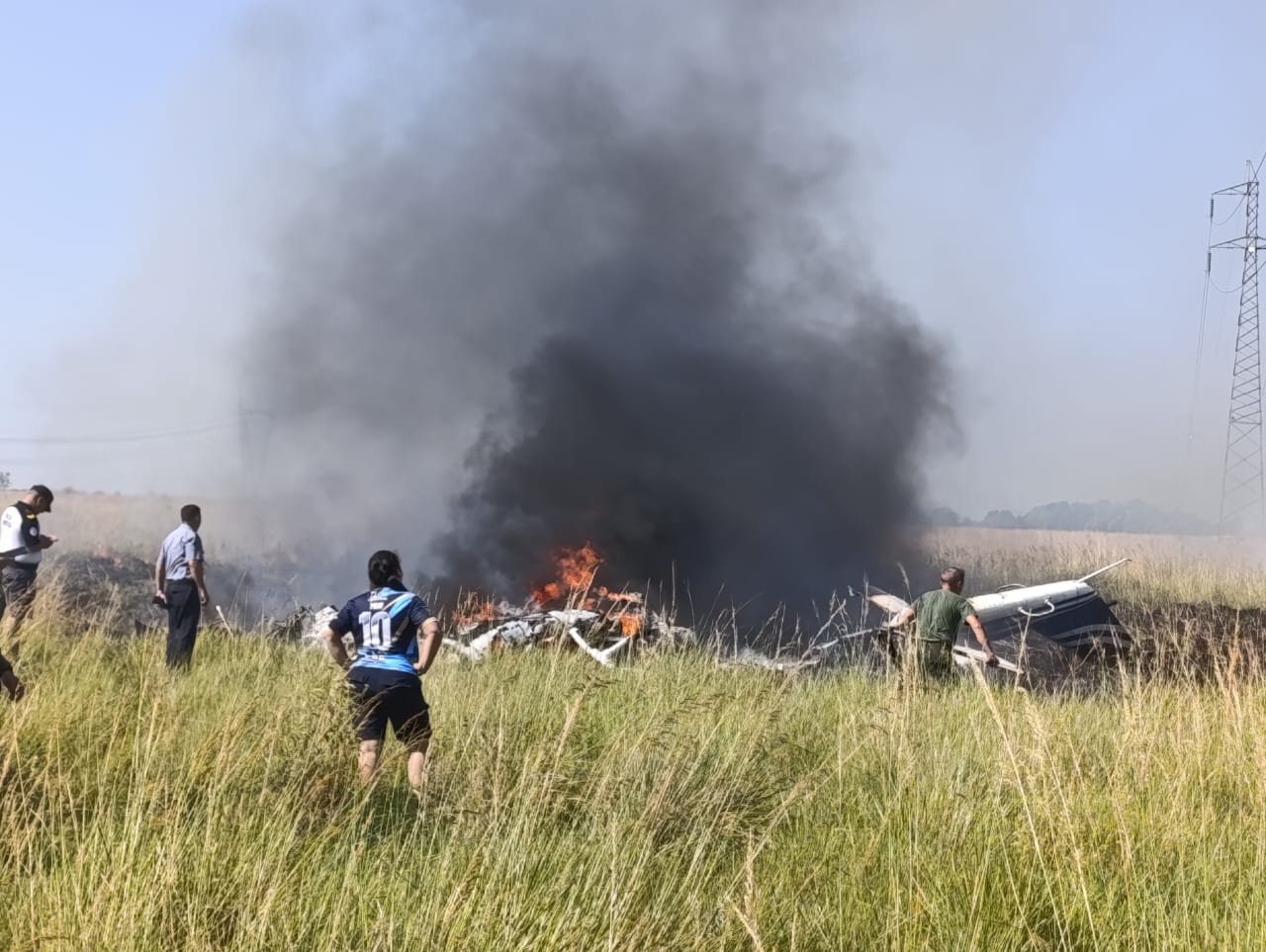 Se estrelló un helicóptero que combatía incendios en Corrientes: el piloto sobrevivió