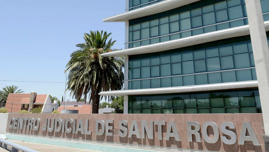 Madre condenada a 10 años por abusar de su hija: rechazan un recurso para llegar a la Corte