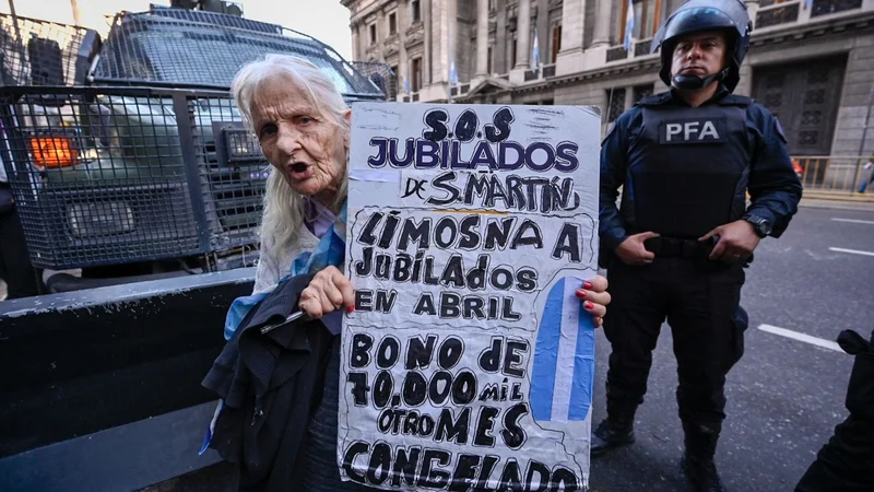 Tensión en el Congreso: represión y gases contra jubilados y ex combatientes