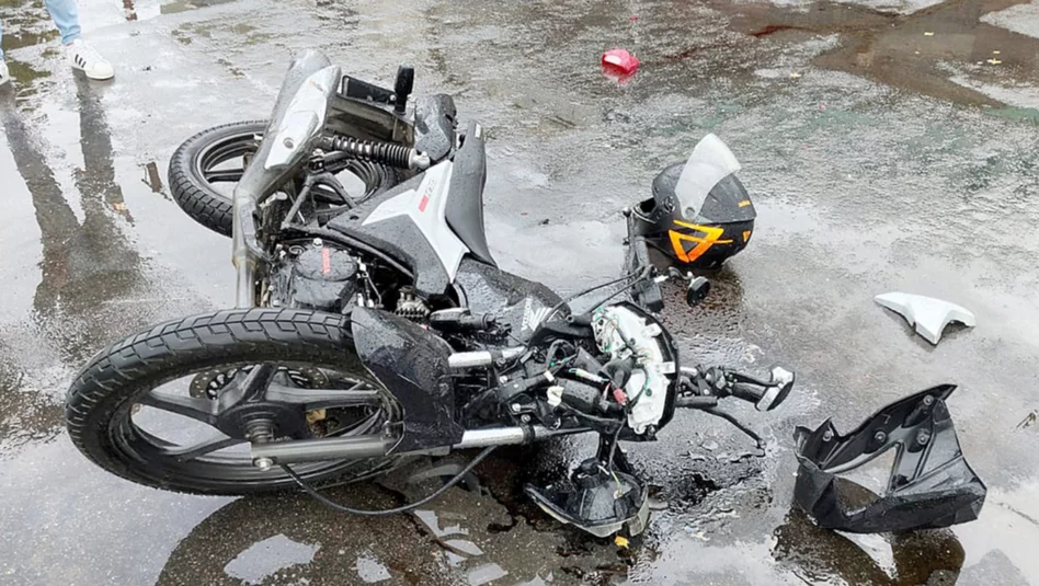 Grave accidente en Santa Rosa: una motociclista sufrió lesiones severas tras chocar con un auto