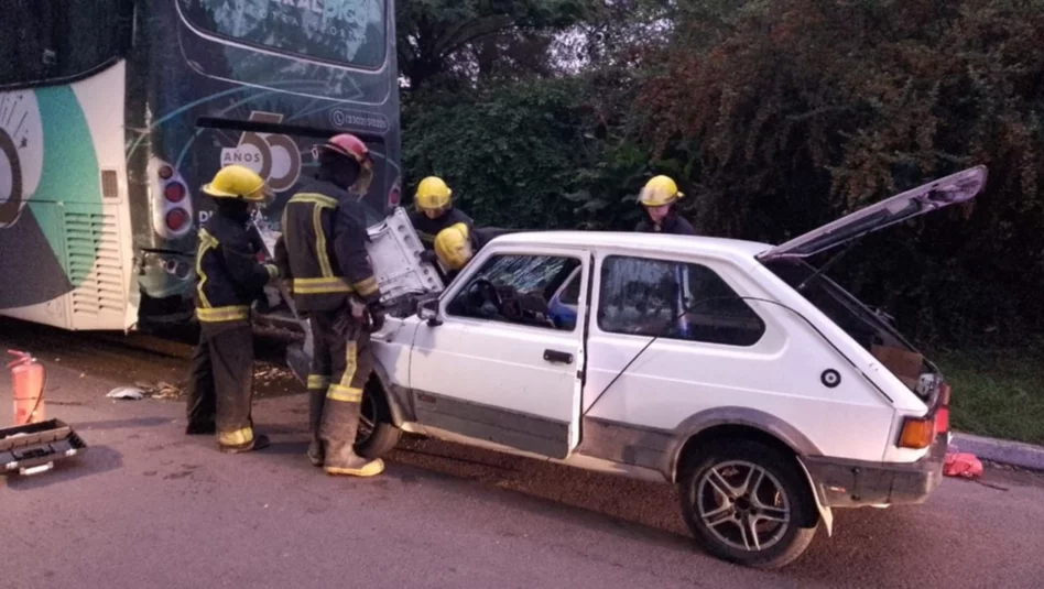 Impactante accidente en General Pico: dos heridos graves tras chocar contra un micro estacionado