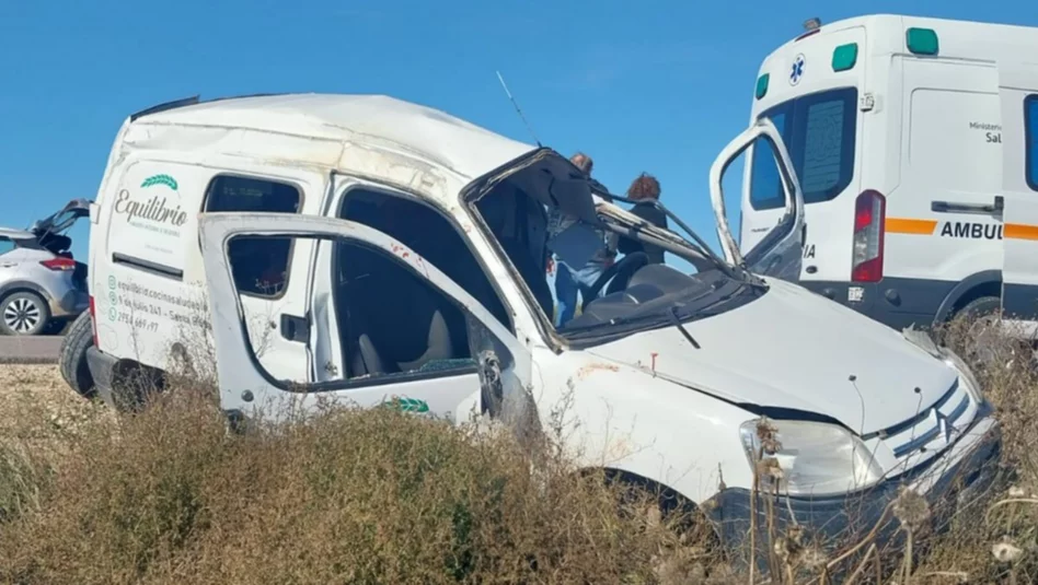 Pareja hospitalizada tras el vuelco de un utilitario que remolcaba una moto en la Ruta 18